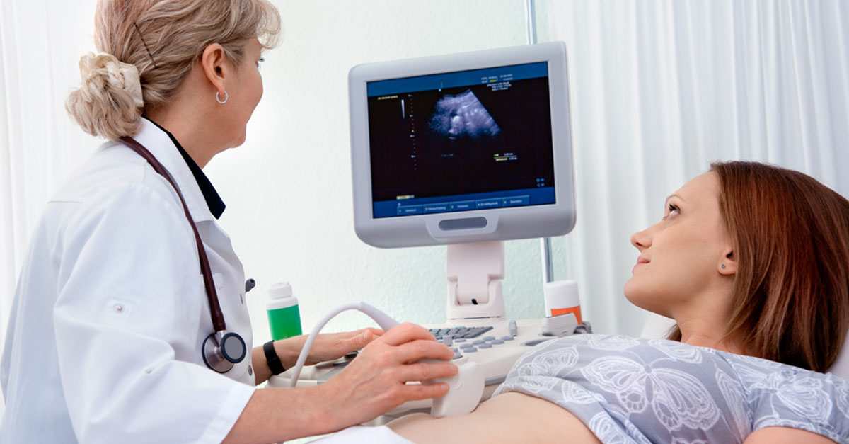 ultraschall schwangerschaft frau bei gynäkologin