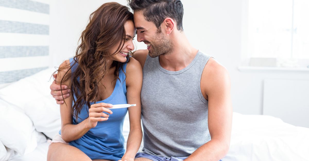 junges Paar mit schwangerschaftstest glücklich