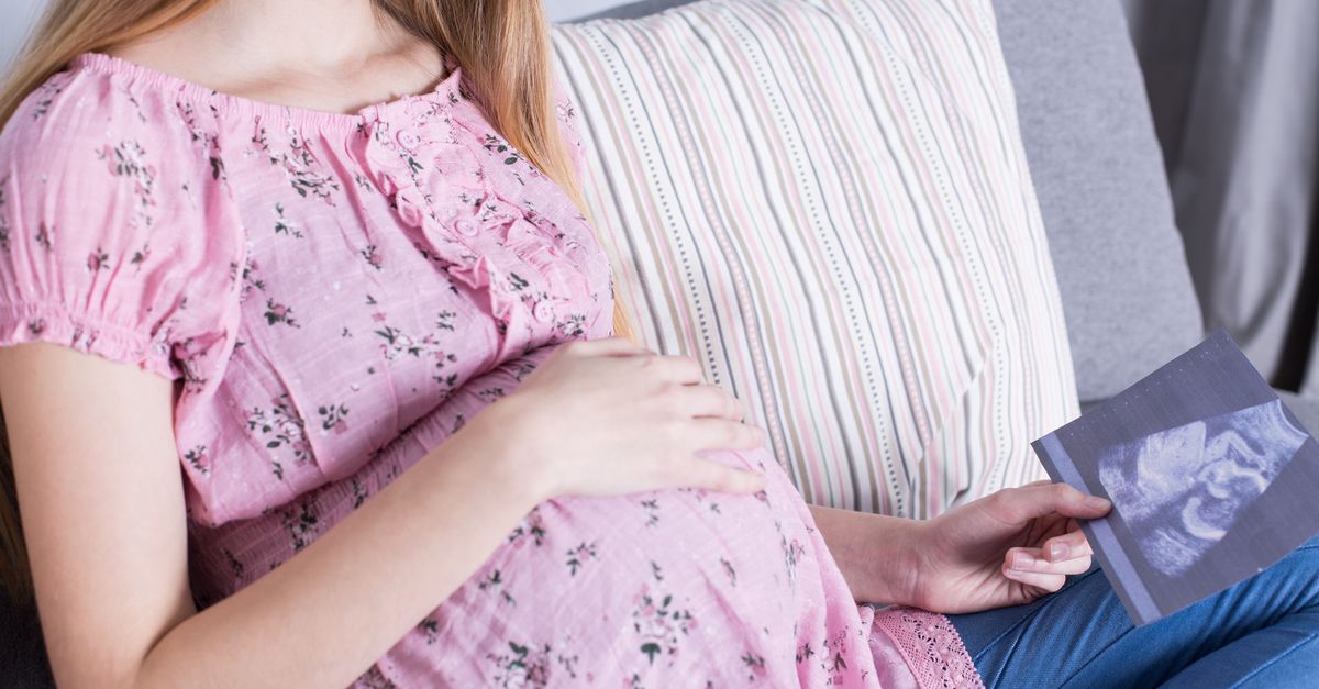 schwangere schaut auf ultraschallbild