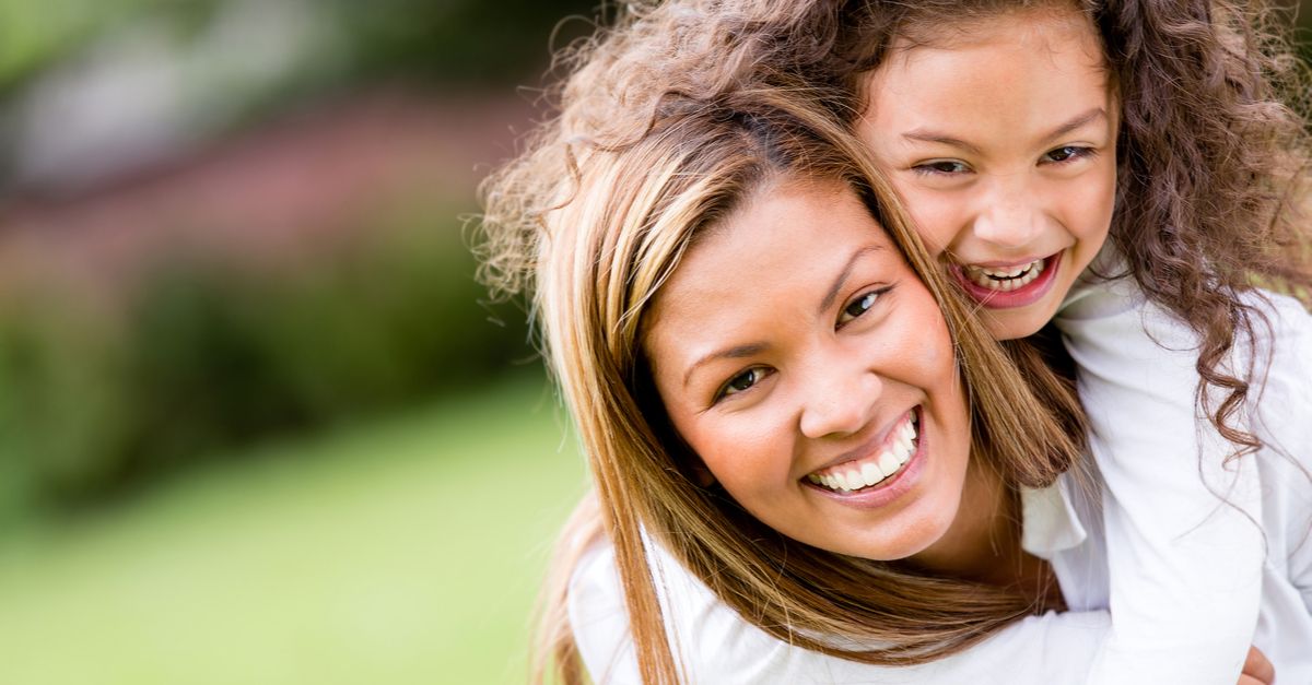 mutter und tochter lachen