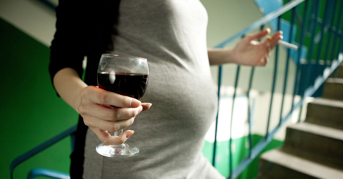schwangere frau mit alkohol und zigarette