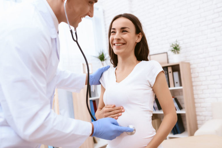 Schwangere Frau bei Gynäkologen