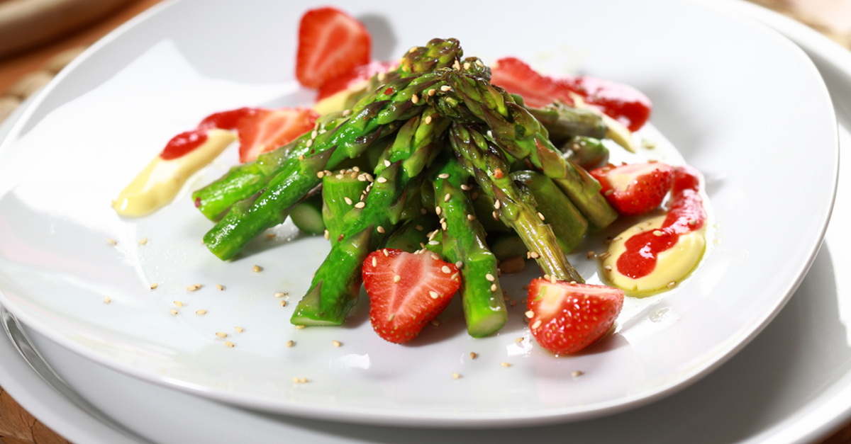 grüner spargel erdbeer salat