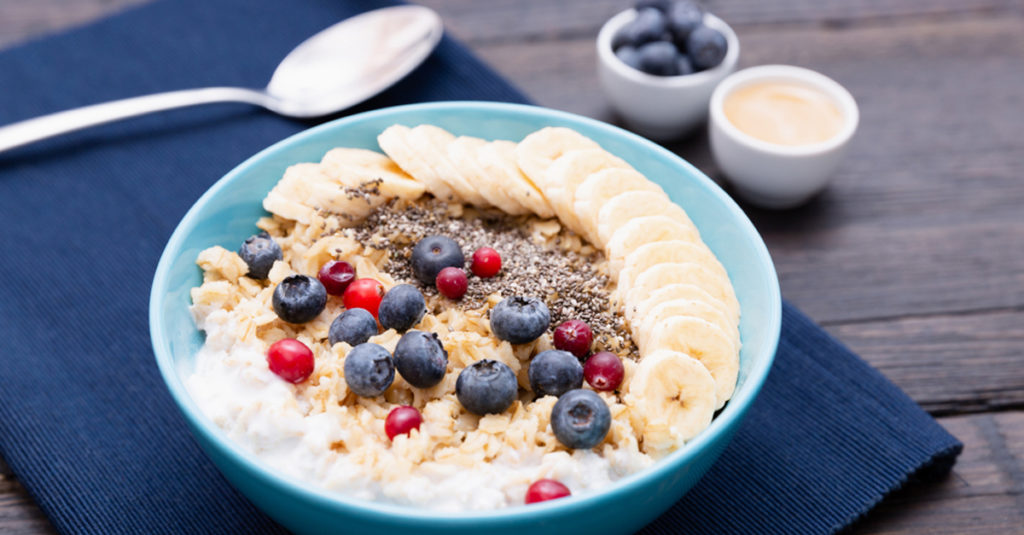 Dinkel-Haferflocken-Porridge mit Banane und Beeren - Schwangerschaft.at