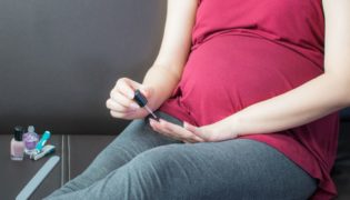 Nagelpflege und Nagellack in der Schwangerschaft