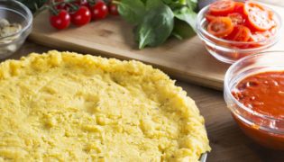 Polentapizza mit Blattspinat