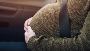 Sicheres Autofahren vor und nach der Geburt