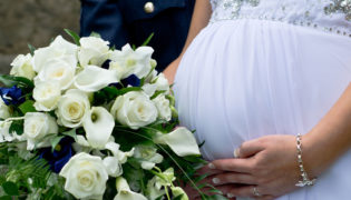 Die Hochzeit mit dem Babybauch feiern