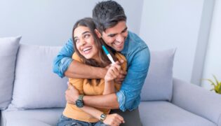 Die Schwangerschaft dem Partner verkünden