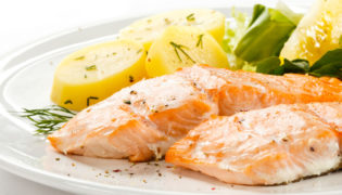 Kartoffelsalat mit Lachs