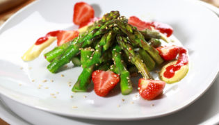 Spargelsalat mit Erdbeeren