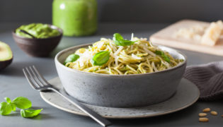 Spaghetti mit Avocado-Pesto und Salat