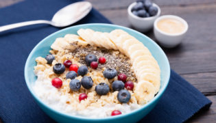 Dinkel-Haferflocken-Porridge mit Banane und Beeren