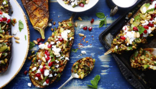 Gefüllte Aubergine mit Feta & Granatapfelkernen
