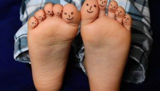 Gesunde Füße, lachende Kinder